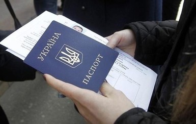 Миграционная служба начала проверять законность выдачи украинских паспортов иностранцам