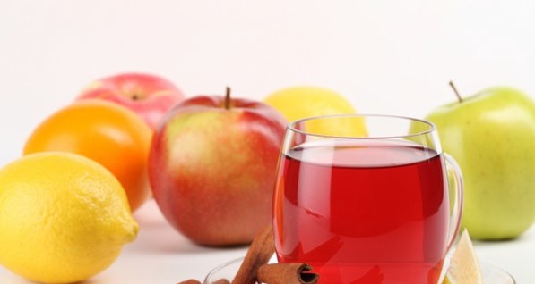 Ученые назвали фруктовый чай и воду с лимоном опасными для зубов 