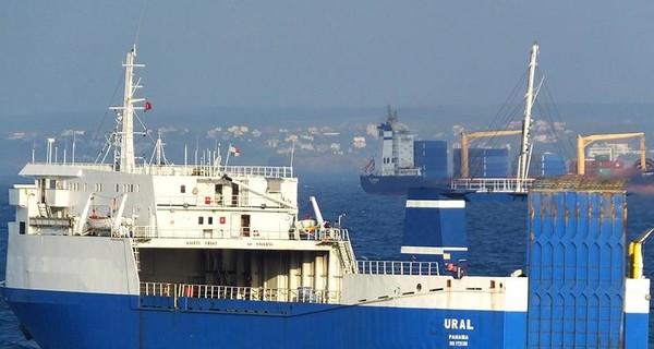 В Тунисе задержали российское судно с военной техникой