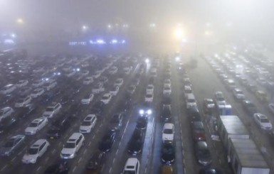 В Китае восемь тысяч машин застряли в пробке