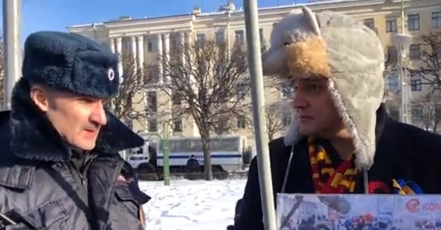 В Питере задержали мужчину с украинским флагом