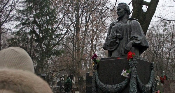 Полиция расследует осквернение могилы Леси Украинки