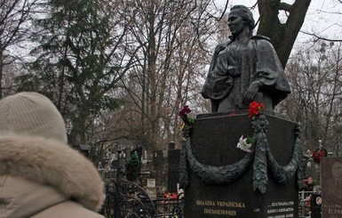Полиция расследует осквернение могилы Леси Украинки