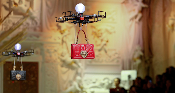 Показ Dolce & Gabbana на Неделе моды в Милане открыли дроны 