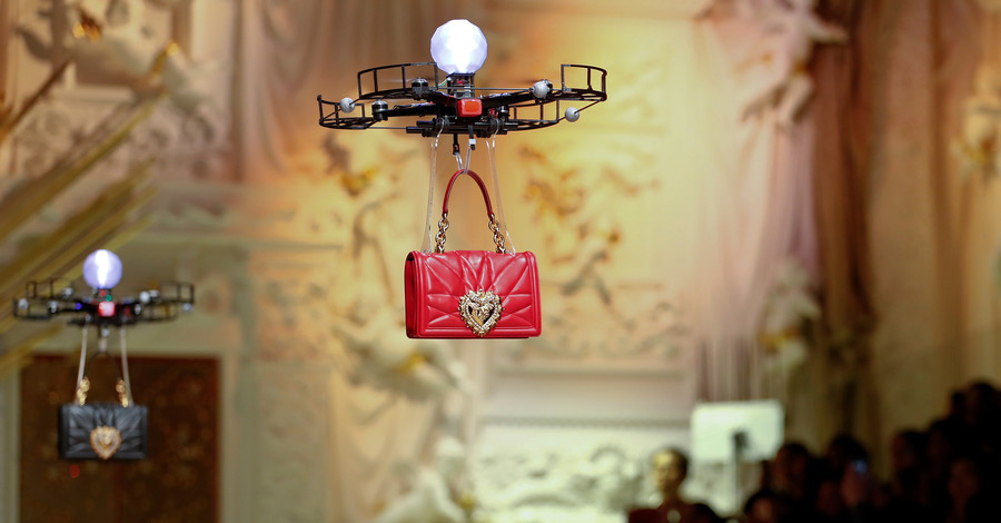 Показ Dolce & Gabbana на Неделе моды в Милане открыли дроны 