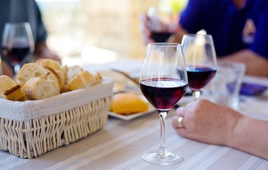 Красное вино предотвращает кариес и болезни десен