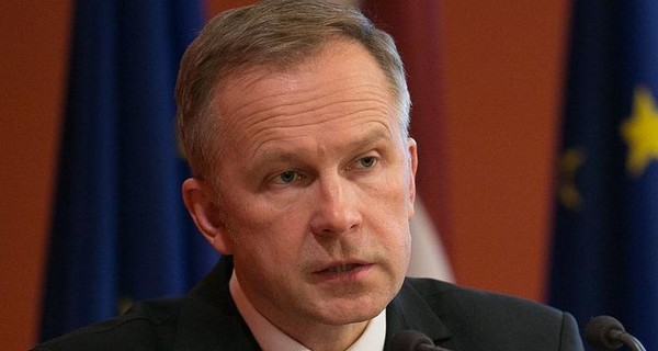 Глава центробанка Латвии лишился зарплаты из-за обвинений в коррупции 