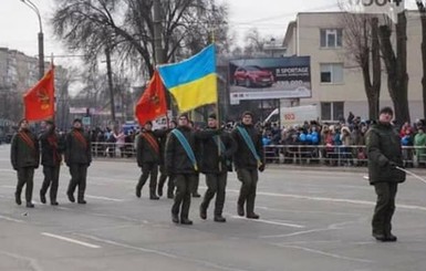 Криворожская полиция открыла производство из-за марша нацгвардейцев с советскими знаменами 