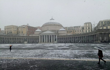 В сети радуются первому с 1956 года сильному снегопаду в Неаполе