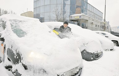 Как правильно выкапывать машину из сугроба 