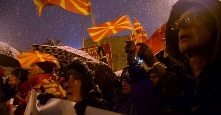 Тысячи жителей Македонии вышли на протест против переименования страны