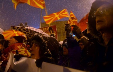 Тысячи жителей Македонии вышли на протест против переименования страны