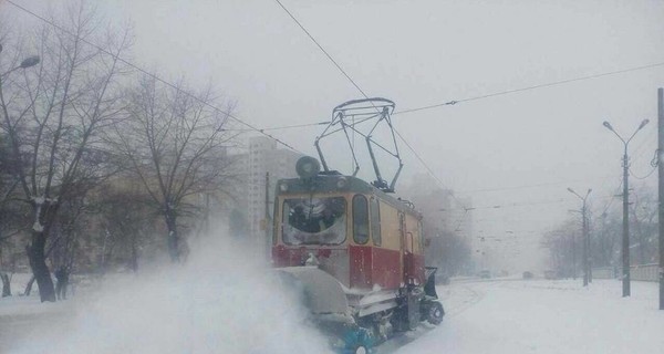 В Киеве 40 троллейбусов и трамваев ездили всю ночь, чтобы не обледенели провода 