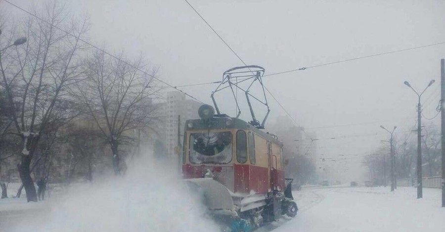 В Киеве 40 троллейбусов и трамваев ездили всю ночь, чтобы не обледенели провода 