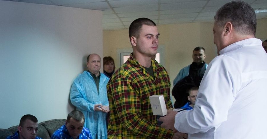 Порошенко начал день в больнице: проведал побитых под Радой полицейских