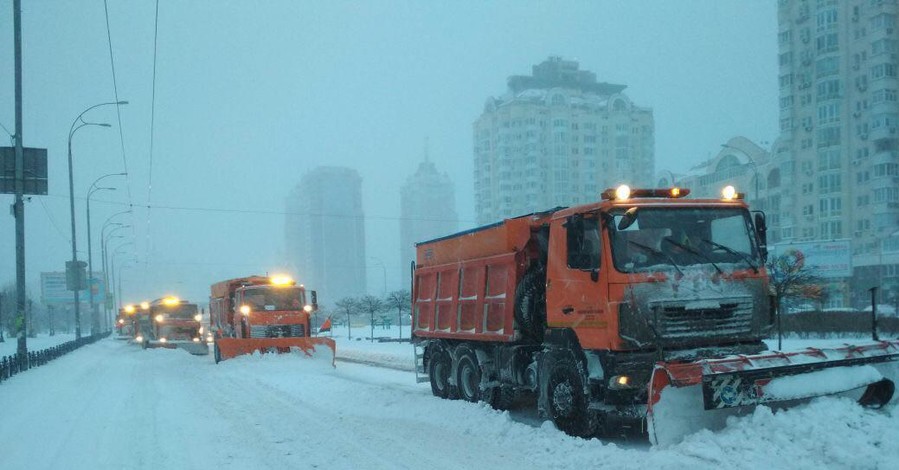 Кличко: Киев борется с непогодой, свыше 670 единиц техники работают на улицах