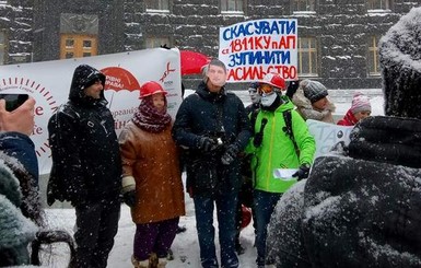 Секс, труд, март: киевским путанам пришлось маршировать под снегом