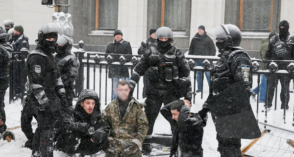 Полиция обыскала палаточный городок под Радой, нашли две гранаты  