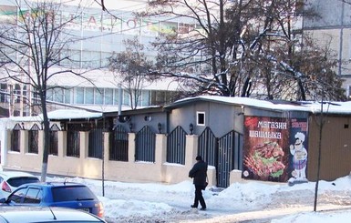 В Киеве снесли огромный ресторан, который по документам был сигаретным ларьком