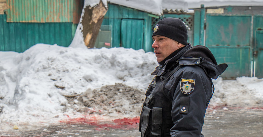В центре Киева зарезали мужчину, весь двор в крови