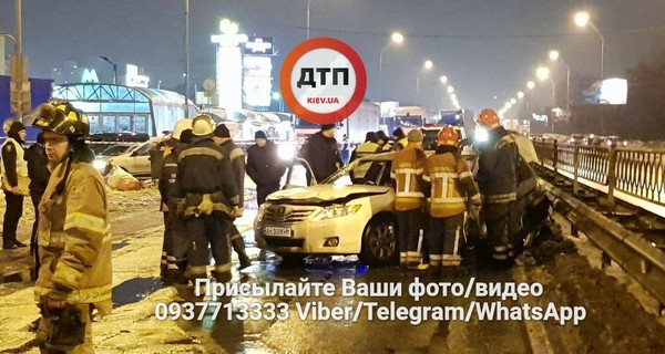 В Киеве неизвестные взорвали две гранаты:  ранен прохожий, полностью сгорело авто 