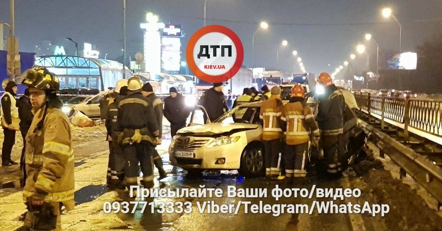 В Киеве неизвестные взорвали две гранаты:  ранен прохожий, полностью сгорело авто 