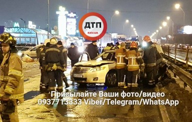 В Киеве неизвестные взорвали две гранаты:  ранен прохожий, полностью сгорело авто 
