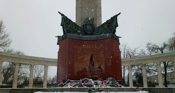 В Вене второй раз за год черной краской облили советский памятник