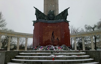 В Вене второй раз за год черной краской облили советский памятник
