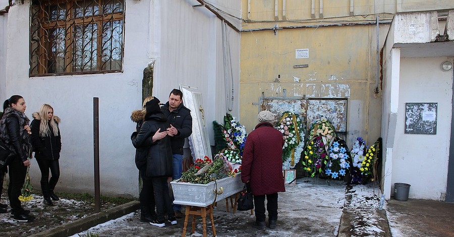 Крымчанин похоронил погибших в лифте жену и ребенка
