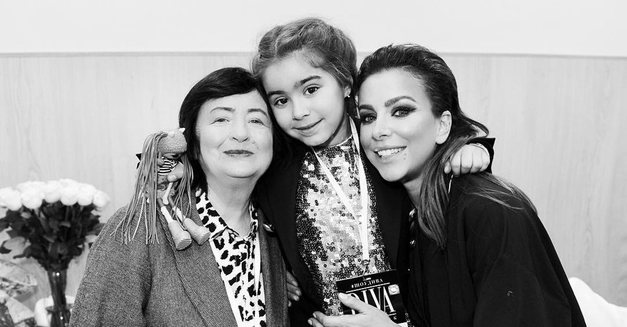 Ани Лорак опубликовала фото с мамой и дочкой