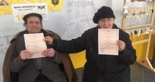 В Ивано-Франковске поженились 97-летний мужчина и 64-летняя женщина 