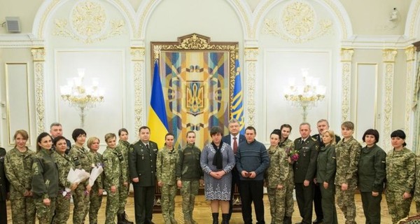 К 8 марта Порошенко наградил храбрых украинок-силовиков