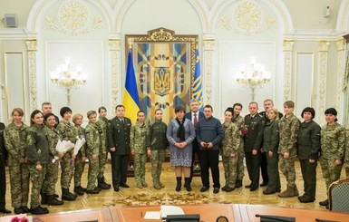 К 8 марта Порошенко наградил храбрых украинок-силовиков