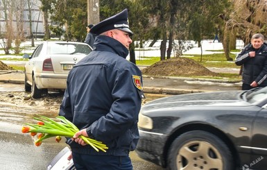 Патрульные останавливали женщин-водителей, чтобы подарить цветы