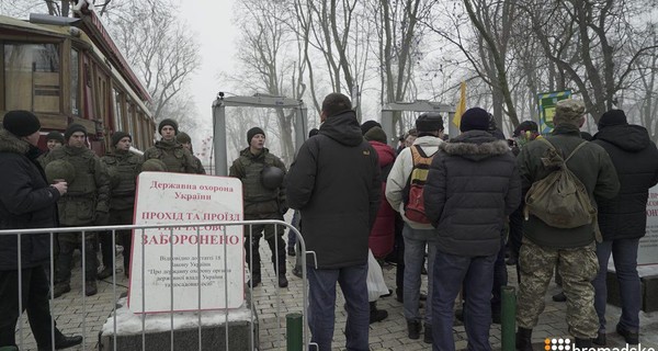 День рождения Шевченко: протестующие ждут Порошенко у памятника в центре Киева