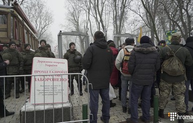 День рождения Шевченко: протестующие ждут Порошенко у памятника в центре Киева