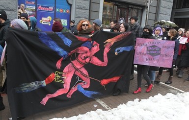В Amnesty International призвали расследовать нападения на марши женщин в Украине