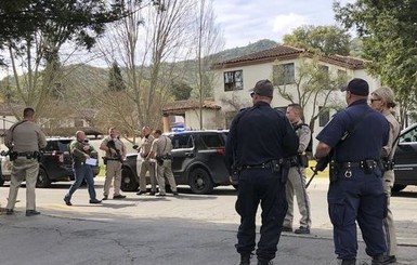Вооруженный мужчина захватил заложников в Калифорнии