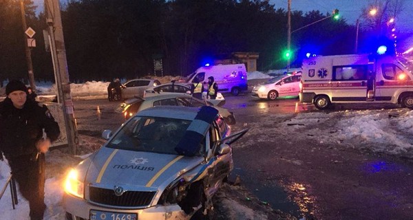 В Киеве и Ровно преступники таранили полицейских, ранены 5 правоохранителей