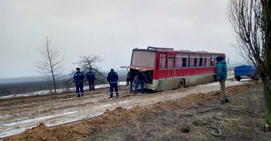 На Николаевщине в грязи увяз автобус с пассажирами