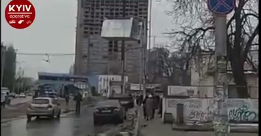 В Киеве снесли МАФы напротив ТЦ 
