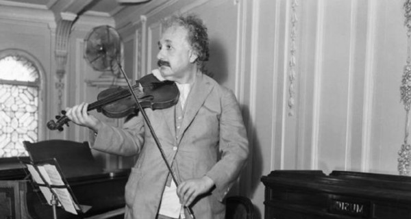 Скрипку Эйнштейна продали в аукционе за более 500 тысяч долларов 