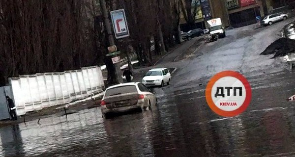 В Дарницком районе Киева улица превратилось в 