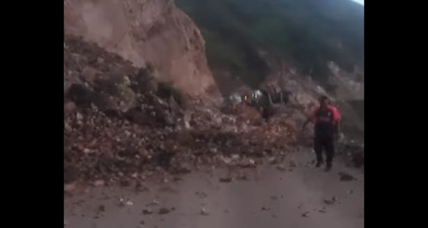 В Перу скала камнепадом 