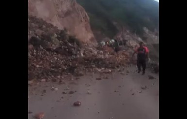 В Перу скала камнепадом 