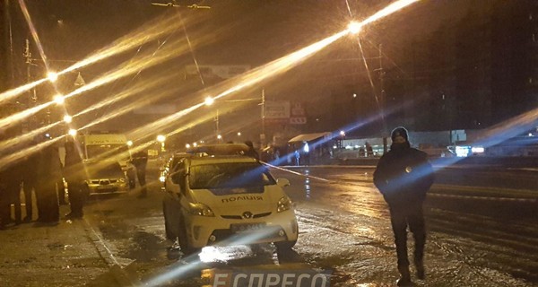 СМИ: ночью в Киеве мужчина бросил в полицейских взрывчатку