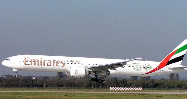 Из самолета компании Emirates выпал член экипажа