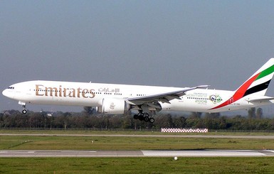 Из самолета компании Emirates выпал член экипажа