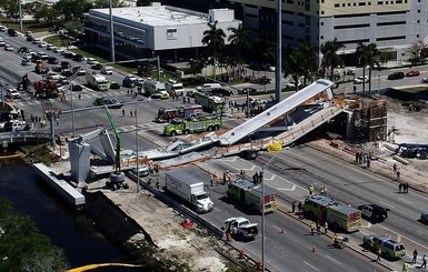 В США обрушился пешеходный мост 